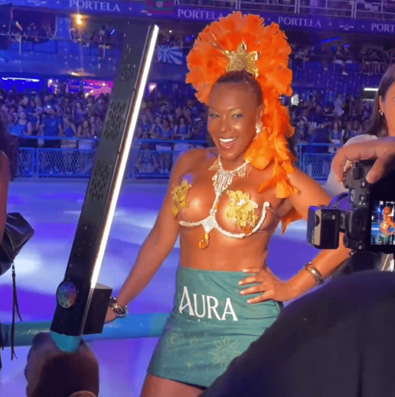 Sol Vega curtindo o Carnaval 2026 na Sapucaí - Ex-BBB 26 expulsa