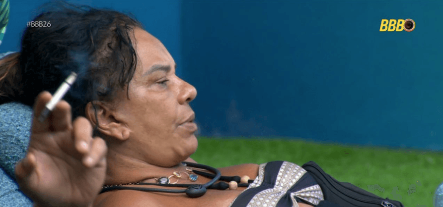 Solange Couto no jardim da casa do BBB 26