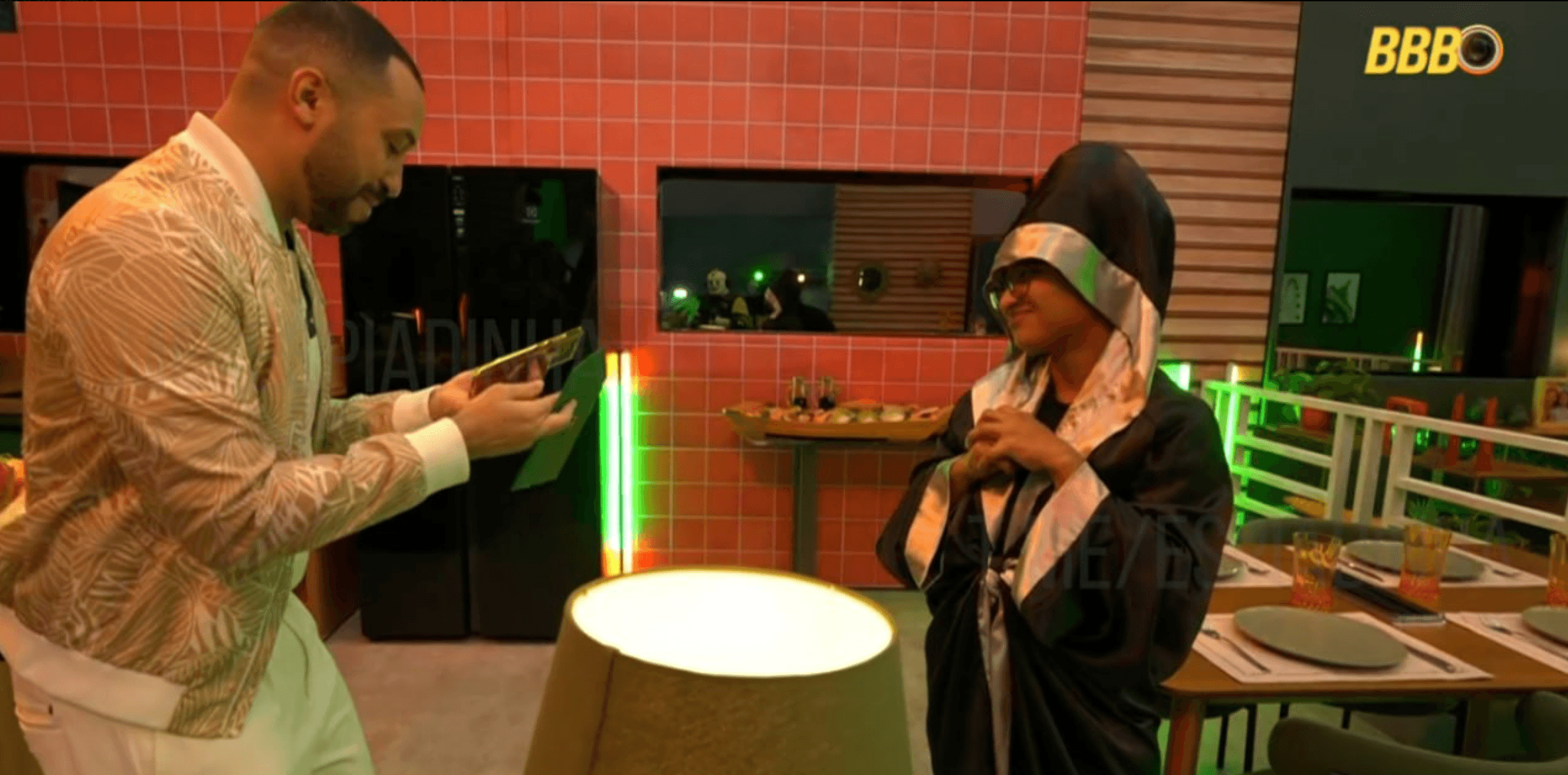 Milena conversa com Gil do Vigor após recusar foto de grupo — BBB 26 festa Halloween 18/03/2026