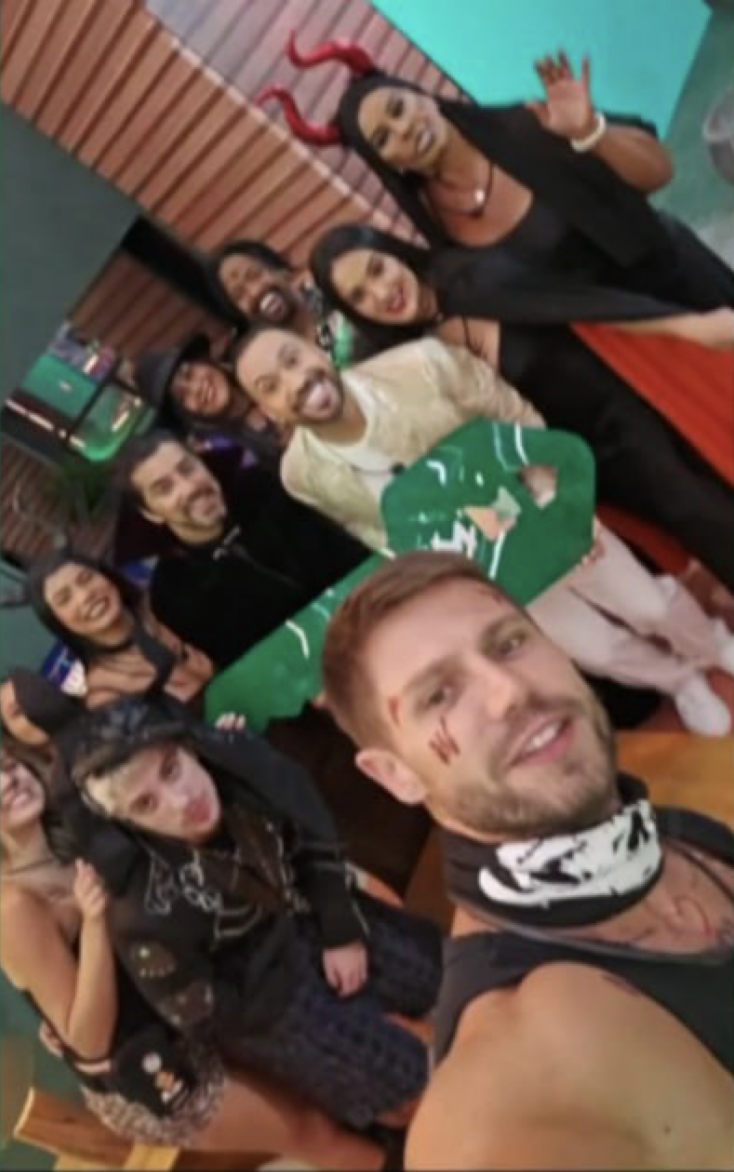 Selfie de Gil do Vigor com participantes do BBB 26 na festa Halloween — 18/03/2026