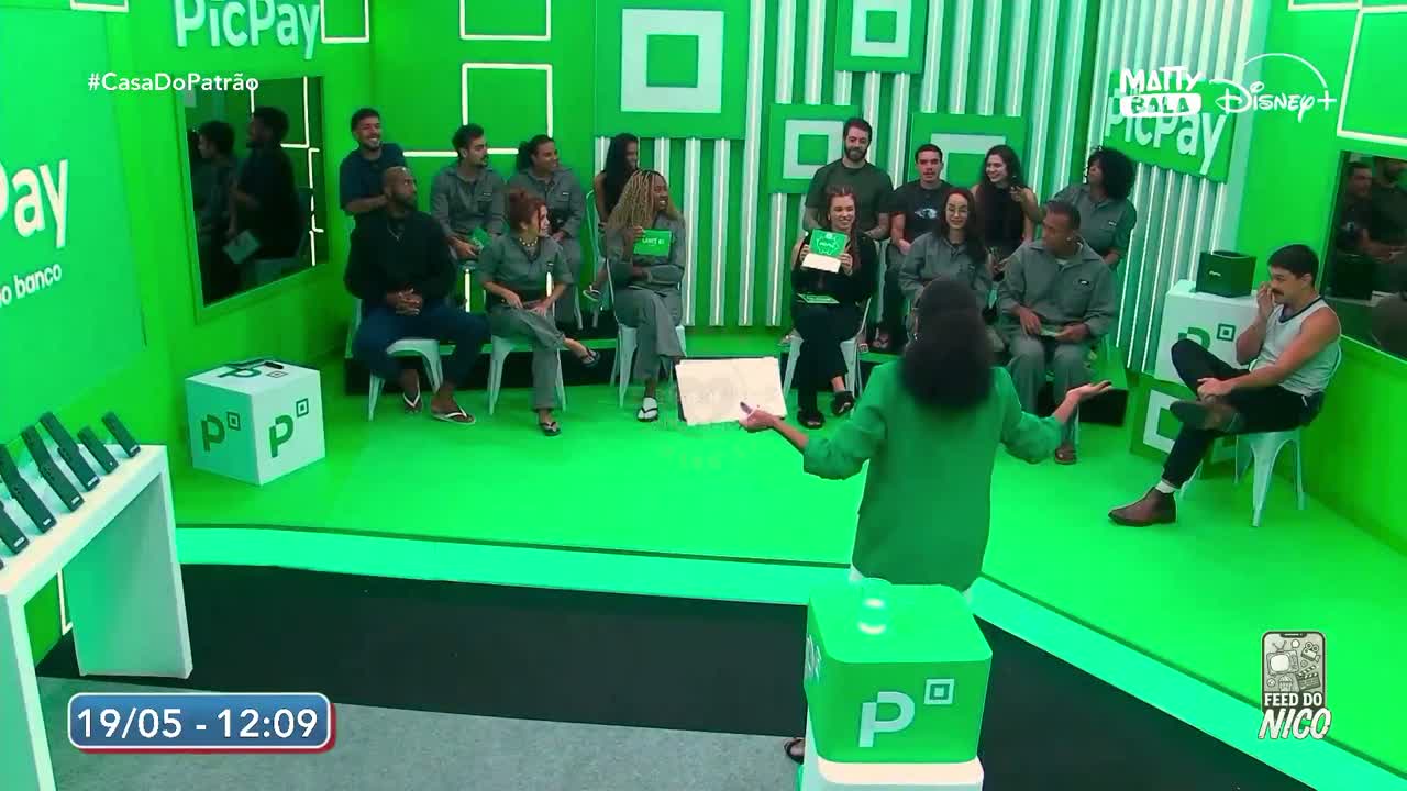 Participantes da Casa do Patrão reunidos no cenário verde da dinâmica do PicPay