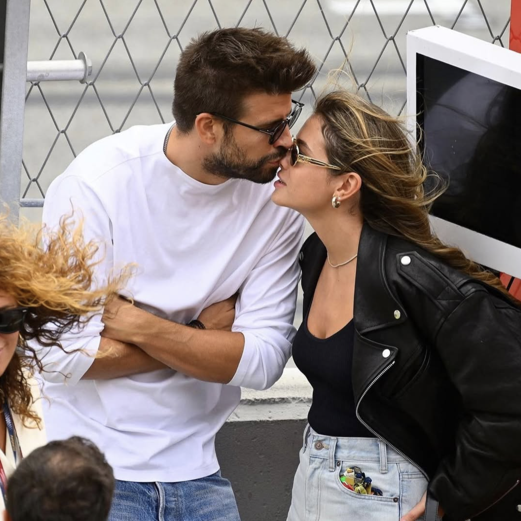 Clara Chía e Piqué se beijando — provando que ainda estão juntos