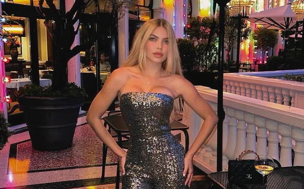 Day Magalhães em evento de gala em Paris — modelo brasileira em vestido prata