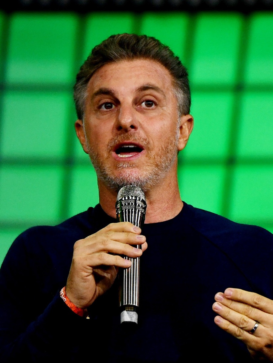 Luciano Huck no Domingão fez piada sobre a irmã da Tia Milena que vive nos EUA